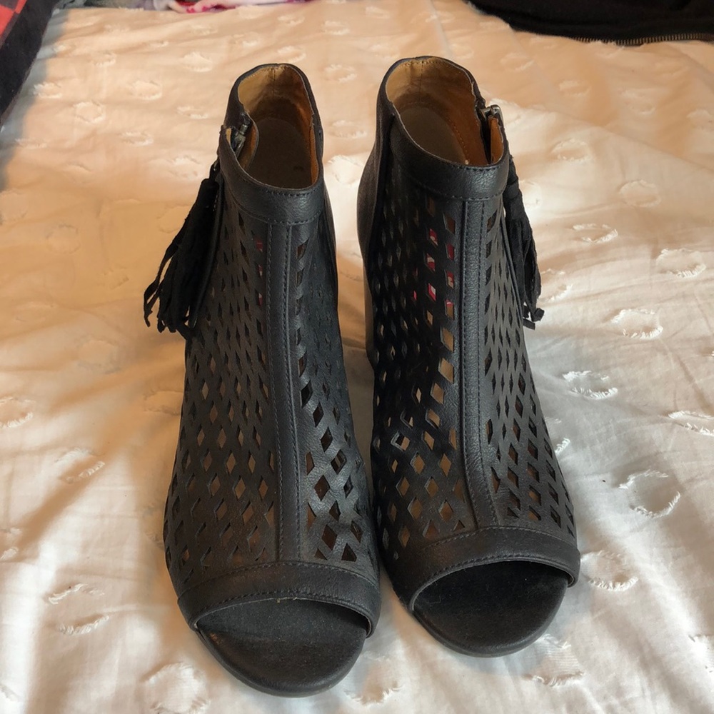 Block heels with fringe zipper